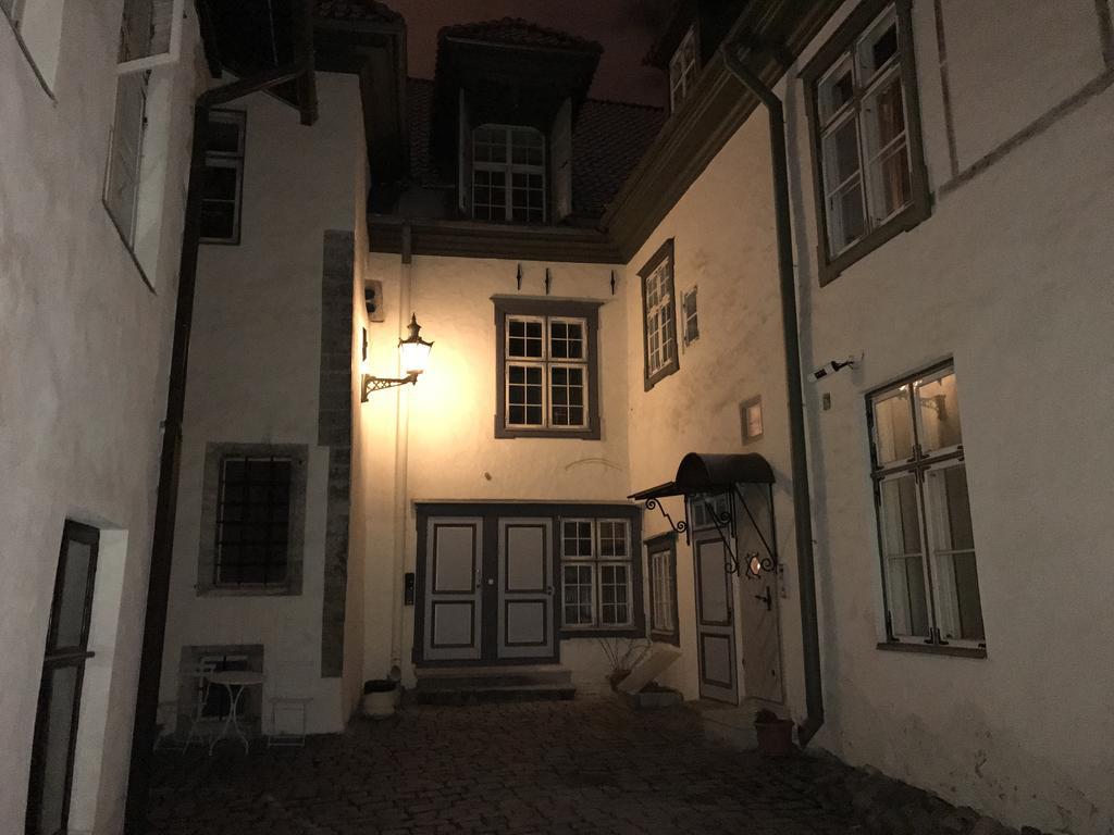 Апартаменты Old Bishop'S House Таллин Экстерьер фото